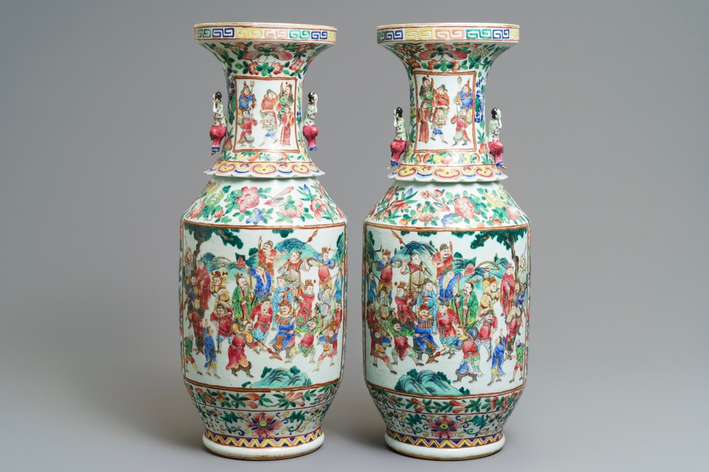 Une paire de vases en porcelaine de Chine famille rose aux anses en forme de femmes, 19&egrave;me