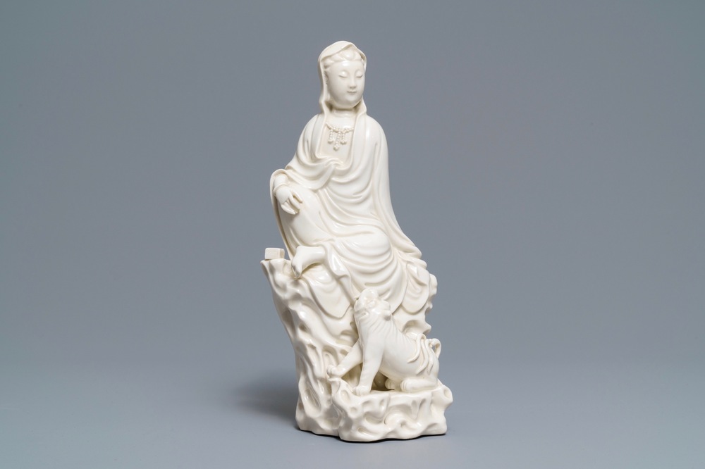 Un groupe en porcelaine blanc de Chine de Dehua figurant Guanyin au tigre, 18/19&egrave;me