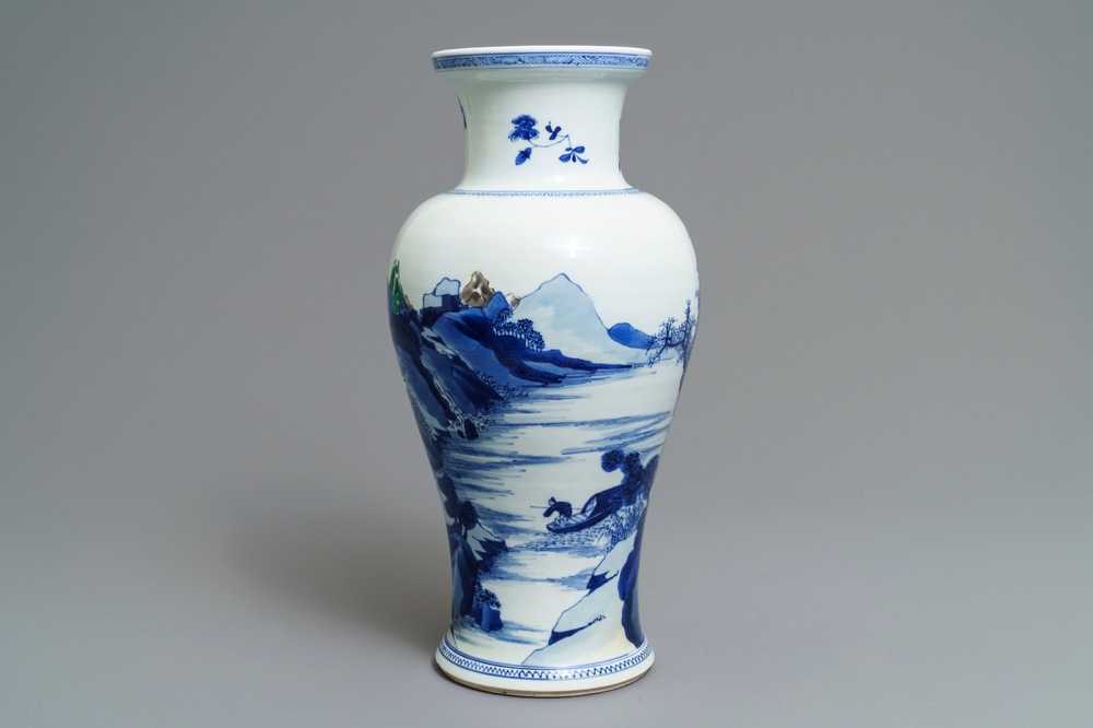 Un vase en porcelaine de Chine bleu et blanc aux accents en vert et aubergine, Kangxi