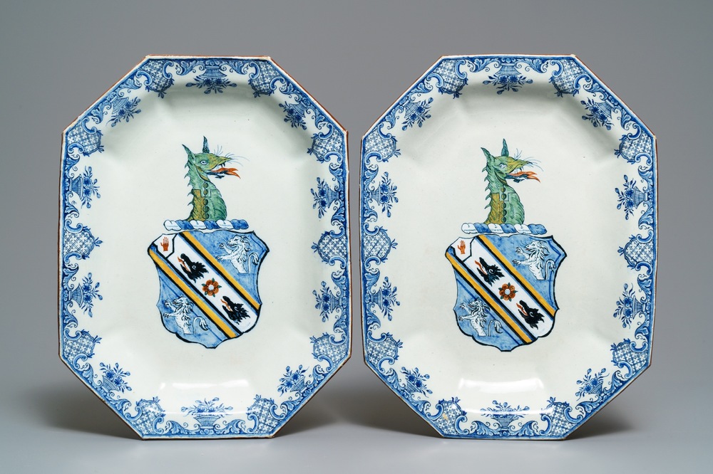 Une paire de grands plats armori&eacute;s en fa&iuml;ence polychrome de Delft, 18&egrave;me