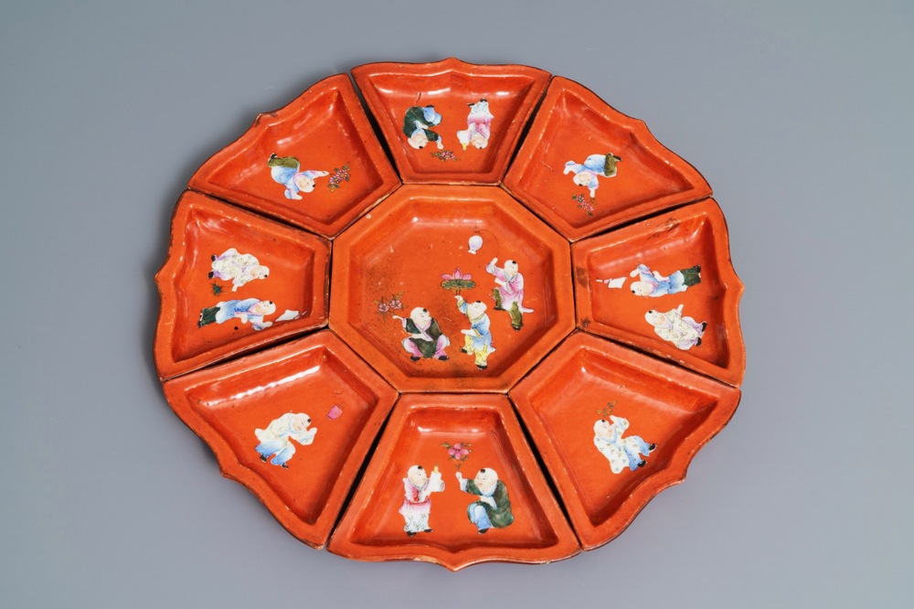 Un ensemble &agrave; hors d'oeuvres en porcelaine de Chine famille rose sur fond rouge corail, marque de Qianlong, 19/20&egrave;me