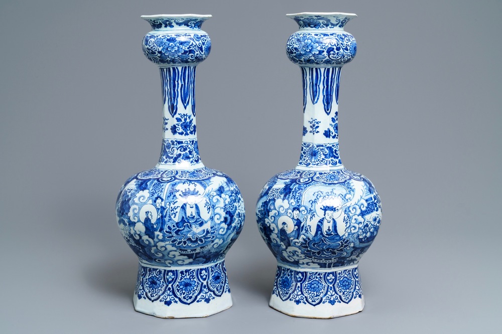 Een paar grote blauwwitte Delftse vazen met chinoiserie decor, eind 17e eeuw