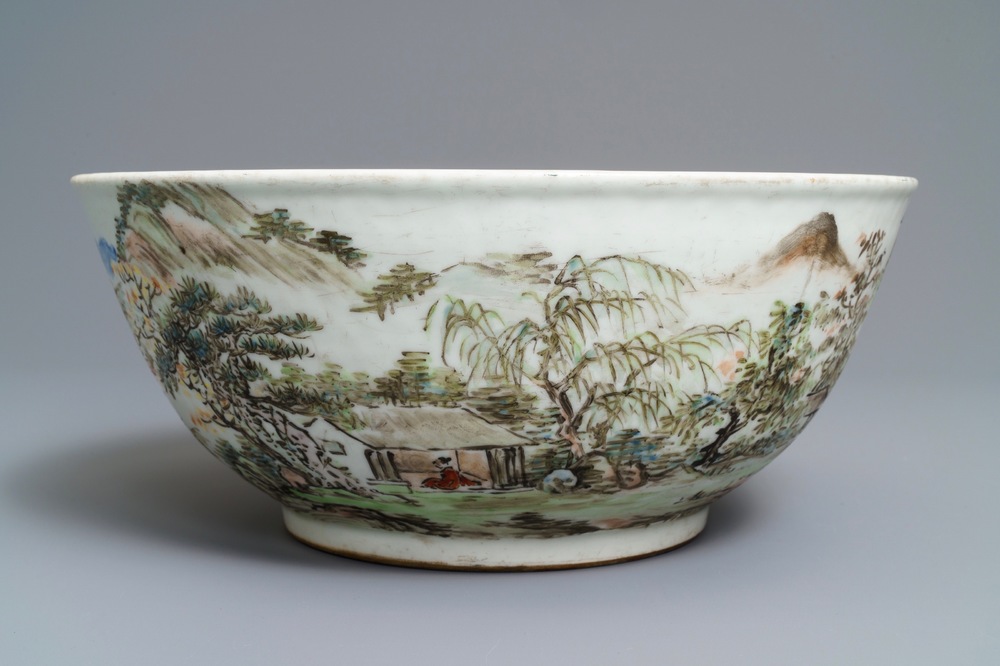 Un grand bol en porcelaine de Chine qianjiang cai &agrave; d&eacute;cor d'un paysage, 20&egrave;me