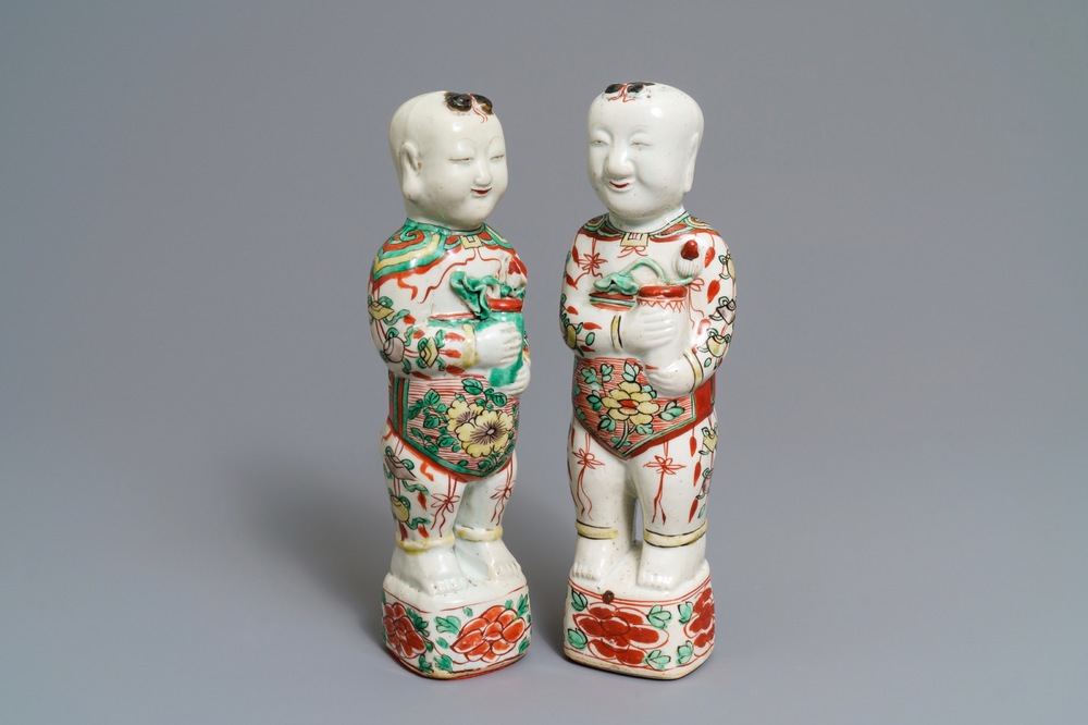 Deux figures des fr&egrave;res Hoho en porcelaine de Chine famille verte, Kangxi