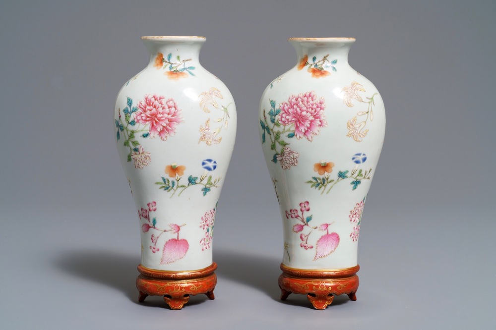 Une paire de vases d&rsquo;applique en porcelaine de Chine famille rose, marque de Qianlong, 19/20&egrave;me