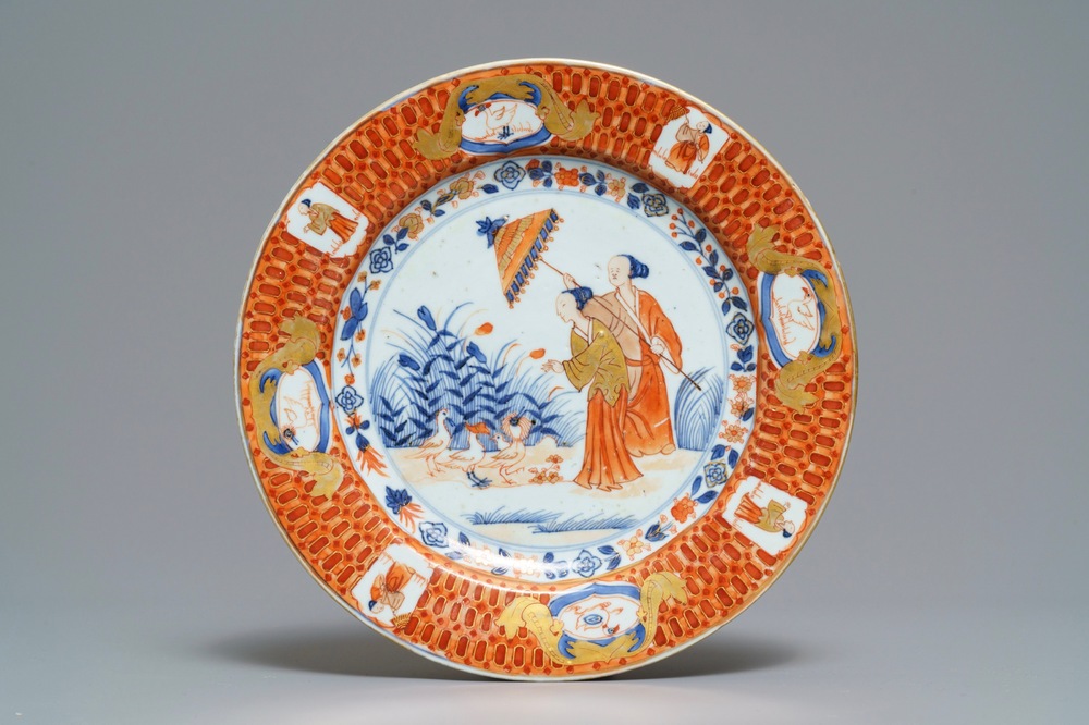 Une assiette en porcelaine de Chine de style Imari &agrave; d&eacute;cor &quot;Dames au Parasol&quot;, Qianlong, ca. 1736-1738