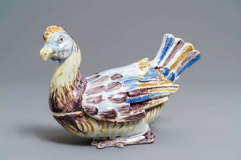 Une terrine couverte en forme de coq en fa&iuml;ence polychrome de Saint-Amand-les-Eaux, France, 18&egrave;me