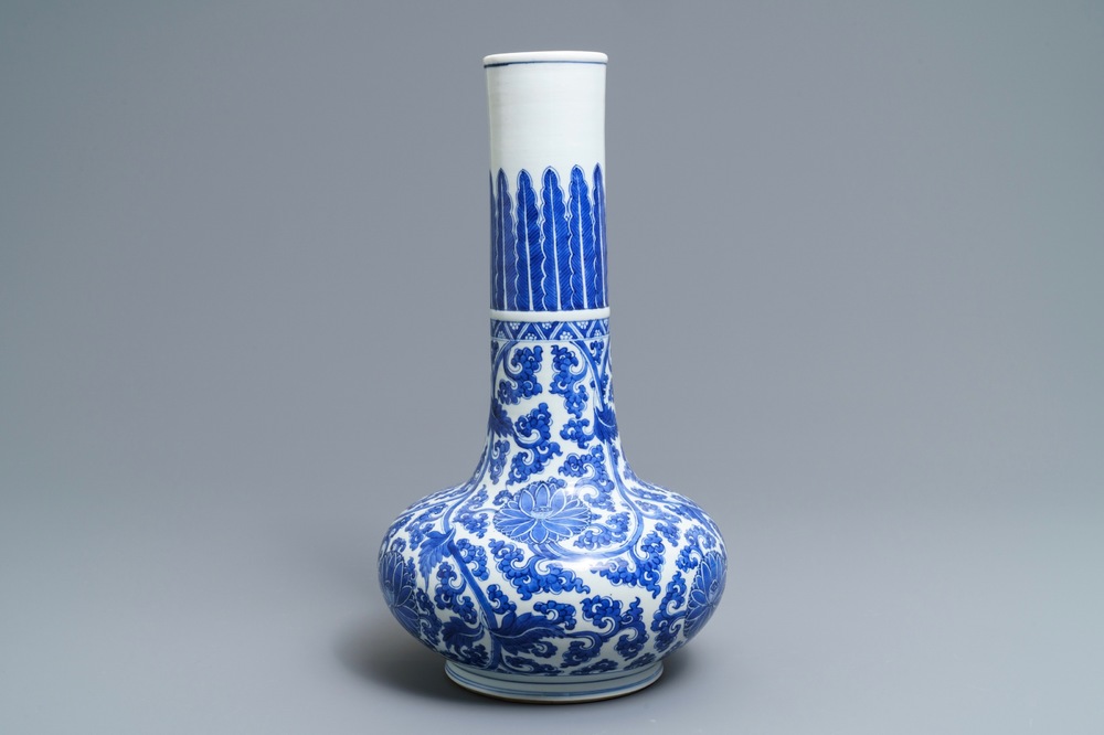 Un vase de forme bouteille en porcelaine de Chine bleu et blanc, Kangxi