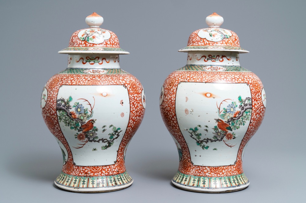 Une paire de vases couverts en porcelaine de Chine famille verte, 19&egrave;me