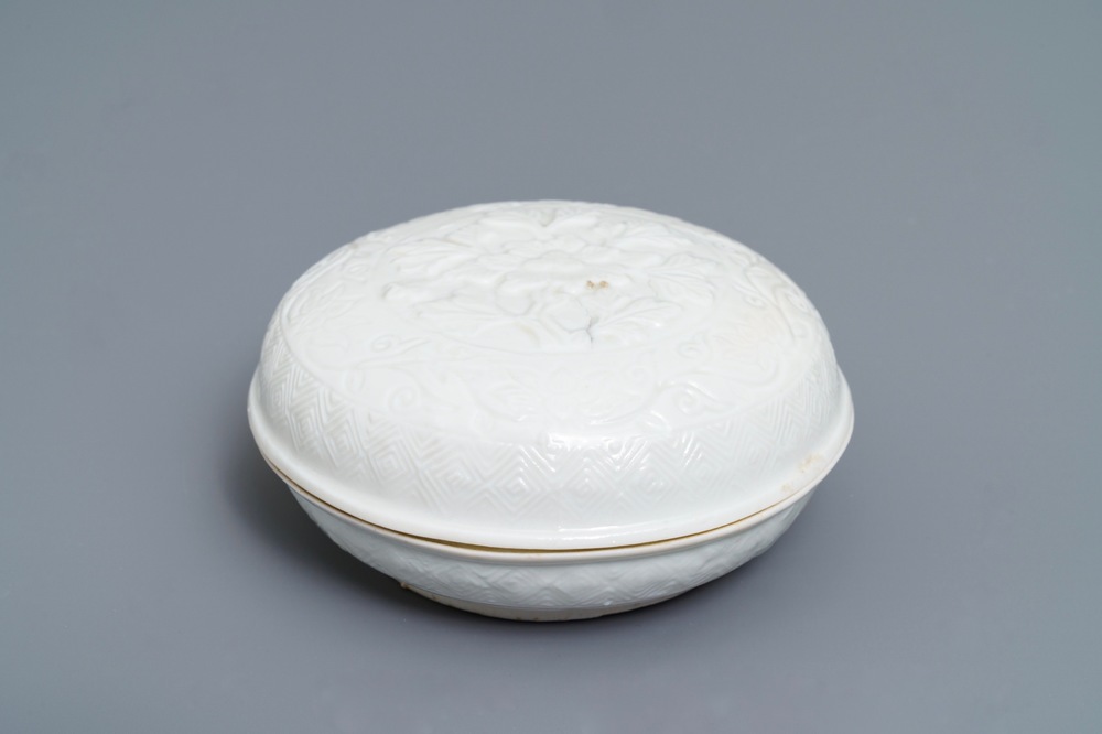 Une bo&icirc;te couverte en porcelaine blanc de Chine de Dehua &agrave; d&eacute;cor en relief, marque en creux, Kangxi