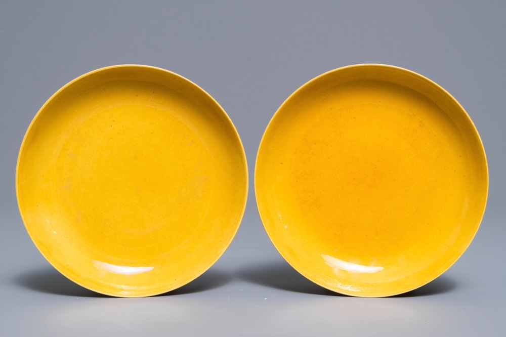 A pair of imperial Chinese monochrome yellow plates, Tongzhi mark and of the period