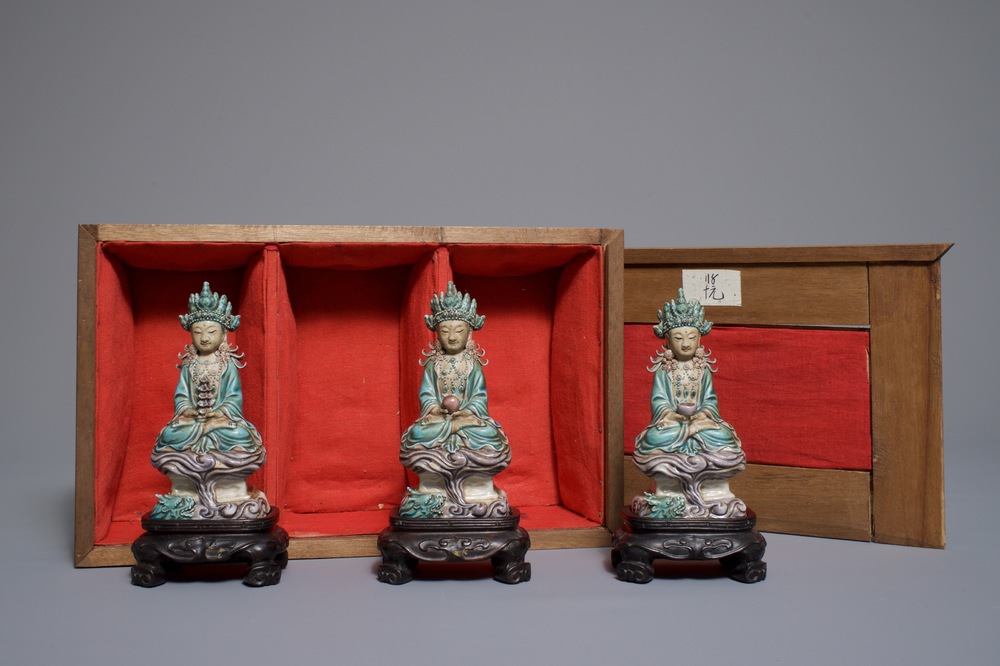 Trois figures de Bouddha en &eacute;maille sur biscuit, Chine, 19/20&egrave;me