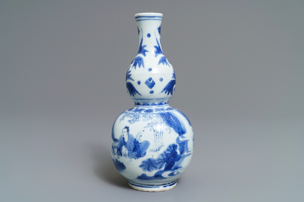 Un vase de forme double gourde en porcelaine de Chine bleu et blanc, &eacute;poque Transition