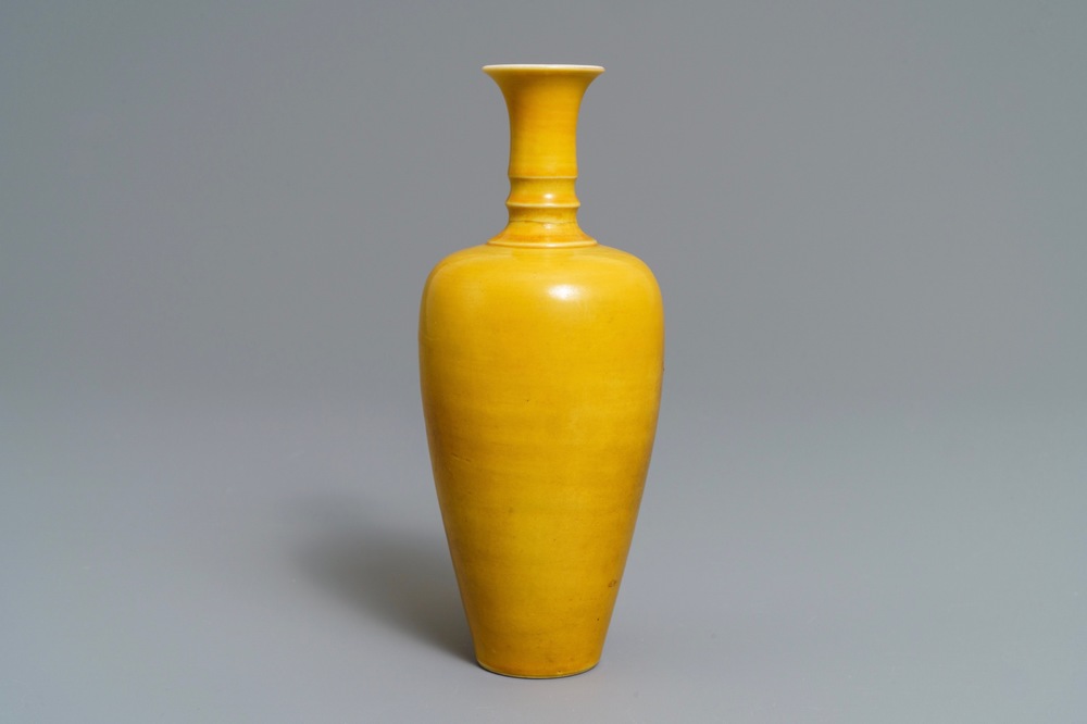 Un vase de type 'laifu zun' en porcelaine de Chine jaune monochrome, Kangxi