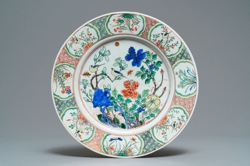 Un plat en porcelaine de Chine famille verte, anc. coll. Auguste le Fort, Kangxi