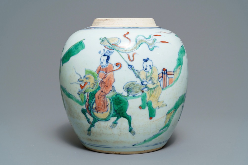 Un pot &agrave; gingembre en porcelaine de Chine doucai, prob. Kangxi/Yongzheng