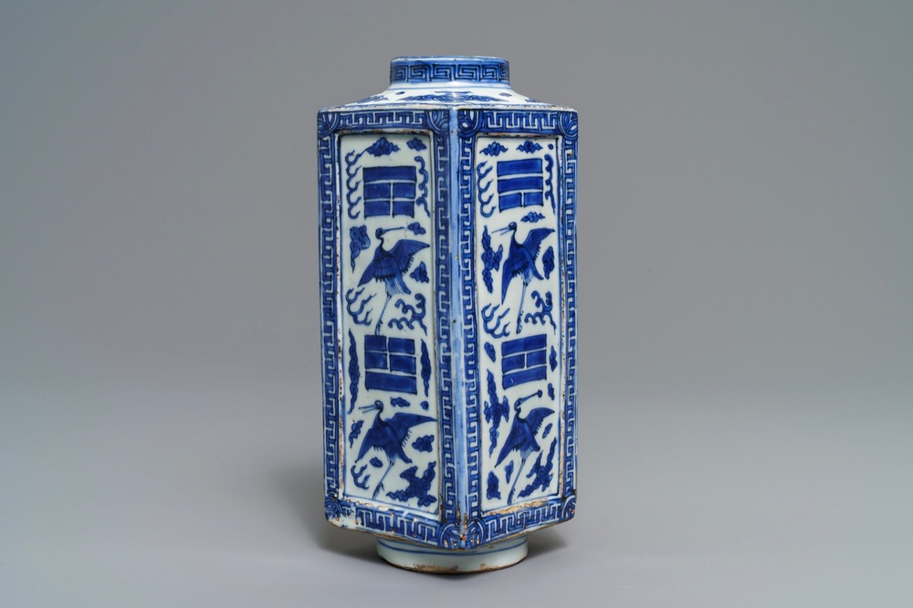 Un vase de forme cong en porcelaine de Chine bleu et blanc, Jiajing/Wanli