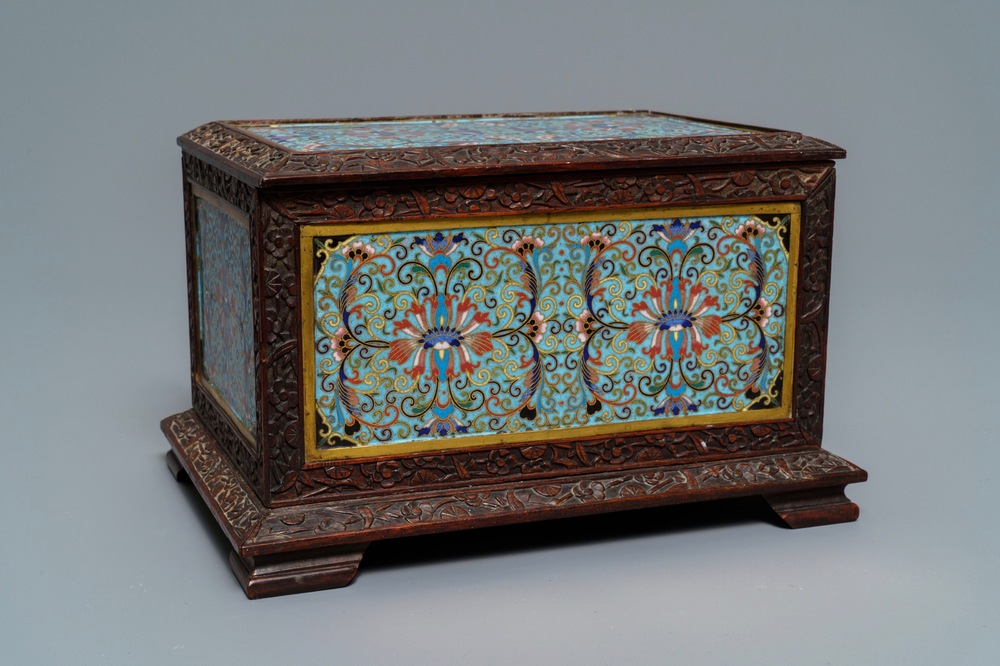 Une bo&icirc;te rectangulaire en bois sculpt&eacute; et &eacute;maux cloisonn&eacute;s, Chine, 19&egrave;me