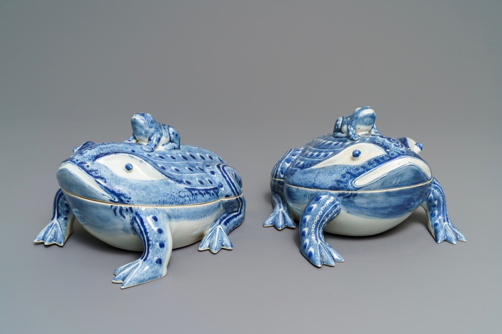 Une paire de terrines couvertes en forme de grenouilles en porcelaine de Chine bleu et blanc, 20&egrave;me