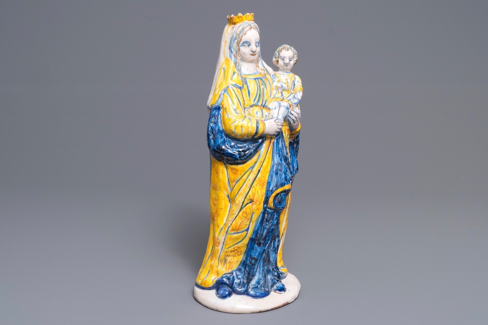 Een grote figuur van Maria met kind in Frans aardewerk, Nevers, 17e eeuw