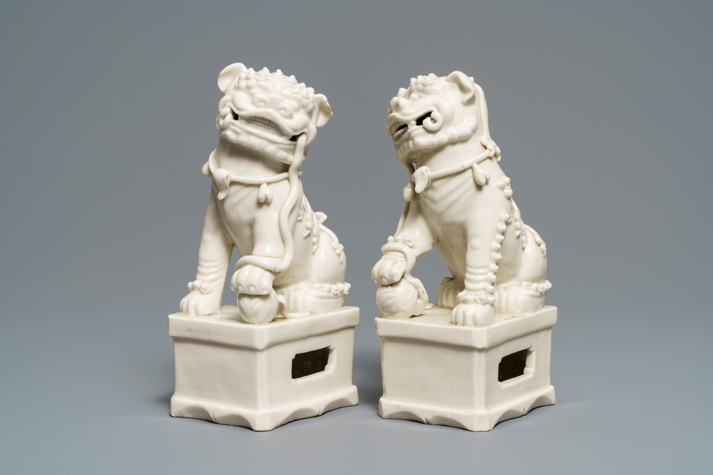 Une paire de grands mod&egrave;les de lions bouddhistes en porcelaine blanc de Chine de Dehua, Kangxi