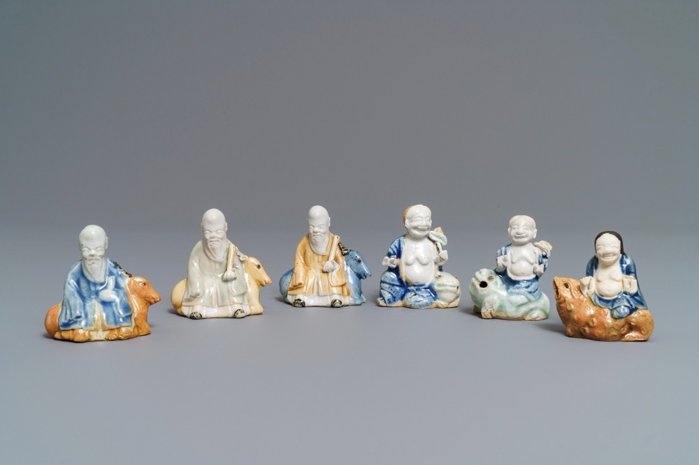 Six figures en biscuit &eacute;maill&eacute; bleu, blanc et c&eacute;ladon, Chine, Qianlong