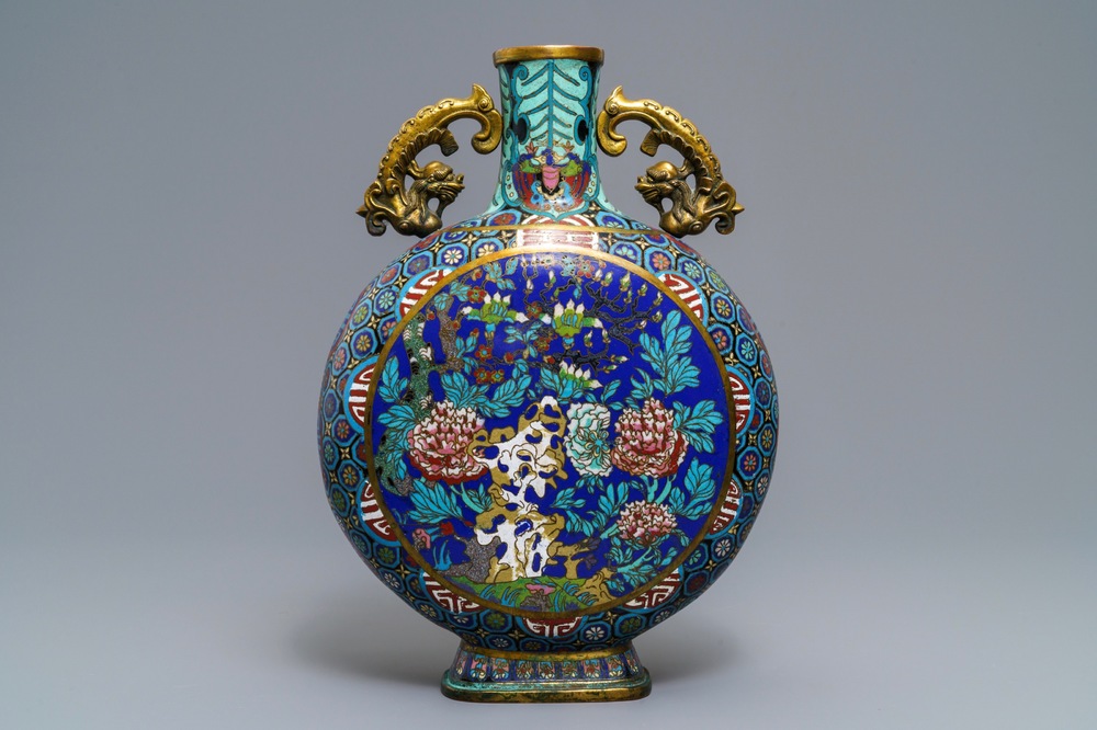 Een Chinese cloisonn&eacute; moonflask, Qianlong merk, 19/20e eeuw