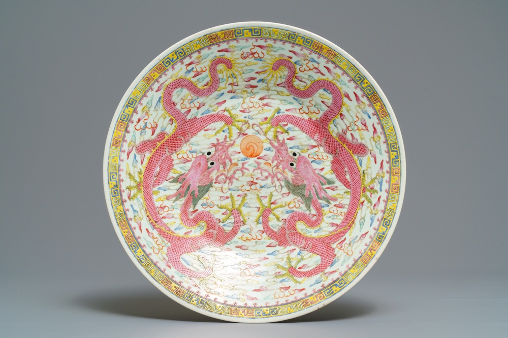 Un plat en porcelaine de Chine famille rose &agrave; d&eacute;cor de dragons, marque de Qianlong, 19/20&egrave;me