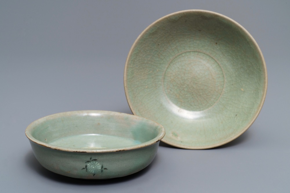 Twee Koreaanse celadon porseleinen kommen, Goryeo/Joseon, 14/15e eeuw