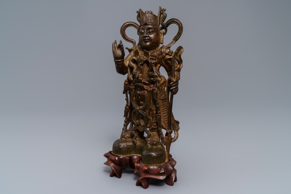 A Chinese bronze figure of Guandi on wooden base, 18/19th C.