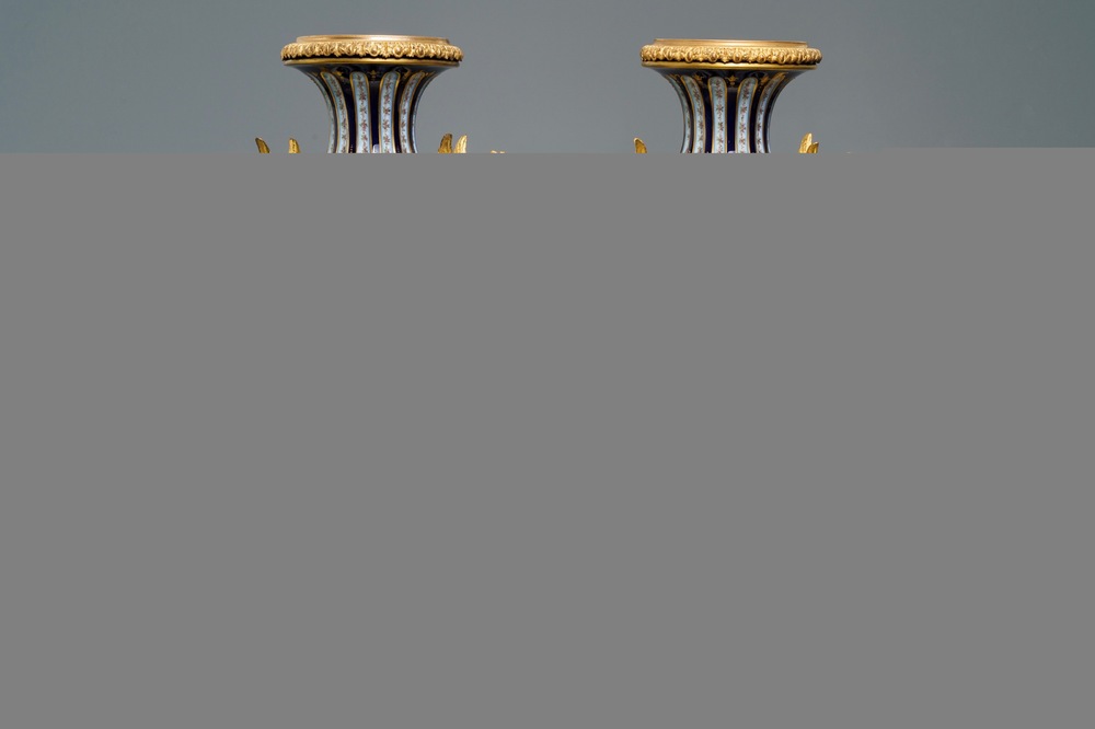 Een paar S&egrave;vres porseleinen vazen met verguld bronzen monturen, Frankrijk, 19e eeuw
