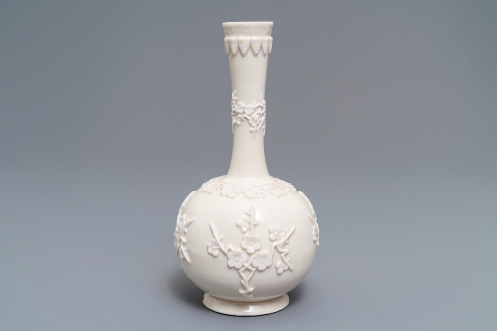 Un vase en porcelaine blanc de Chine de Dehua &agrave; d&eacute;cor en relief, Kangxi