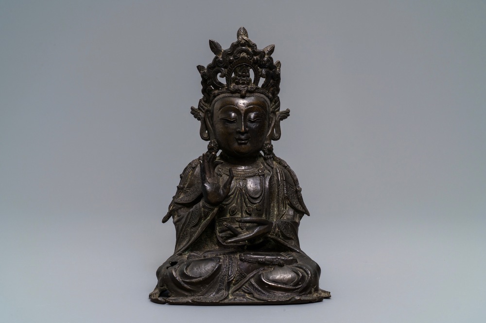 Een Chinese bronzen figuur van Guanyin, Ming