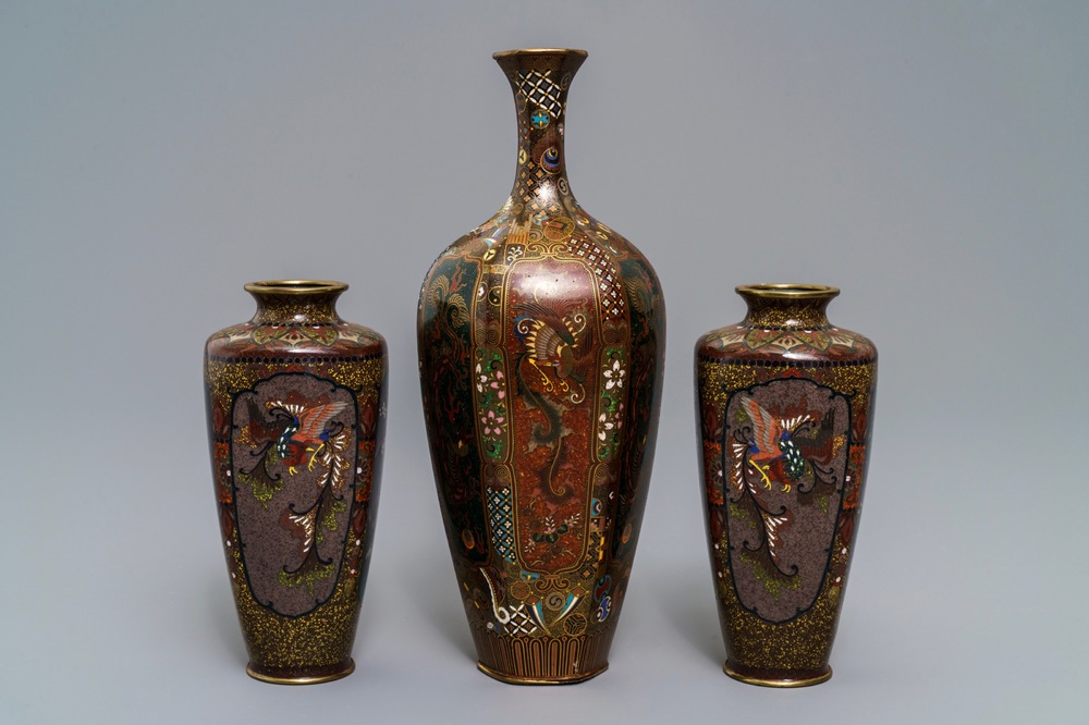 Trois vases en &eacute;maux cloisonn&eacute;s, Japon, Meiji, 19&egrave;me