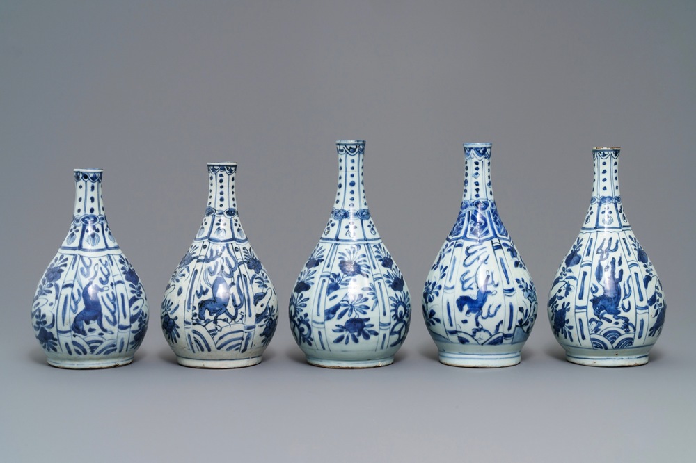 Vijf Chinese blauwwitte flesvormige vazen, Wanli