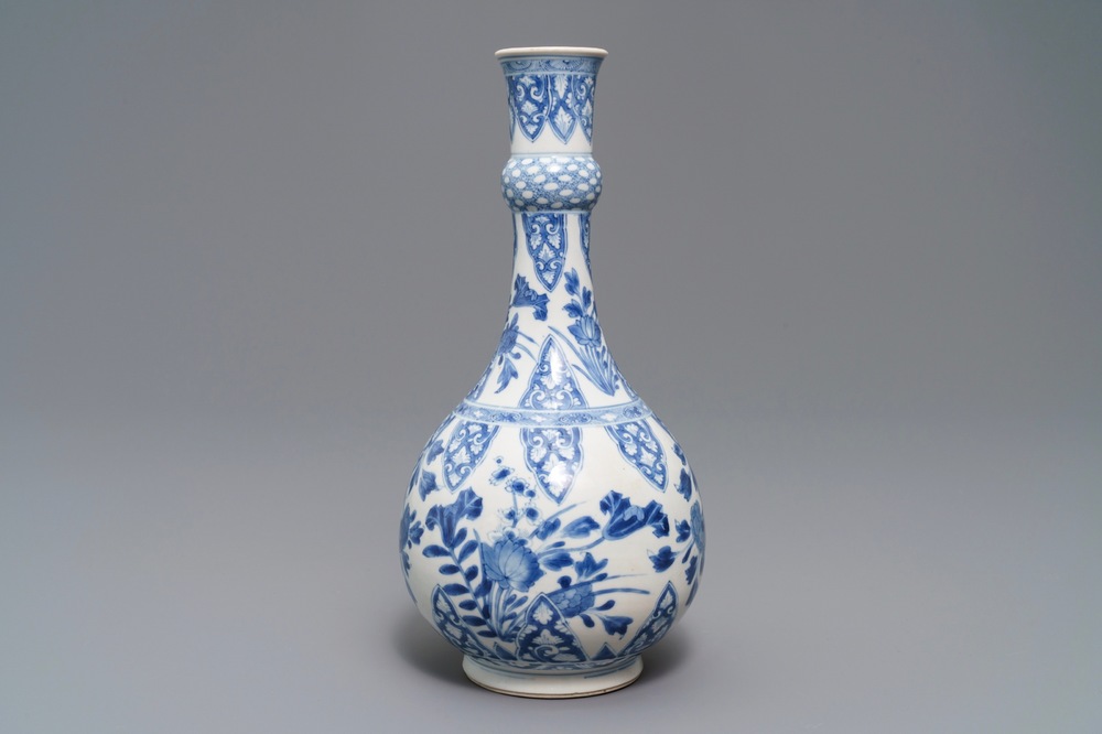 Un vase de forme bouteille en porcelaine de Chine bleu et blanc, Kangxi