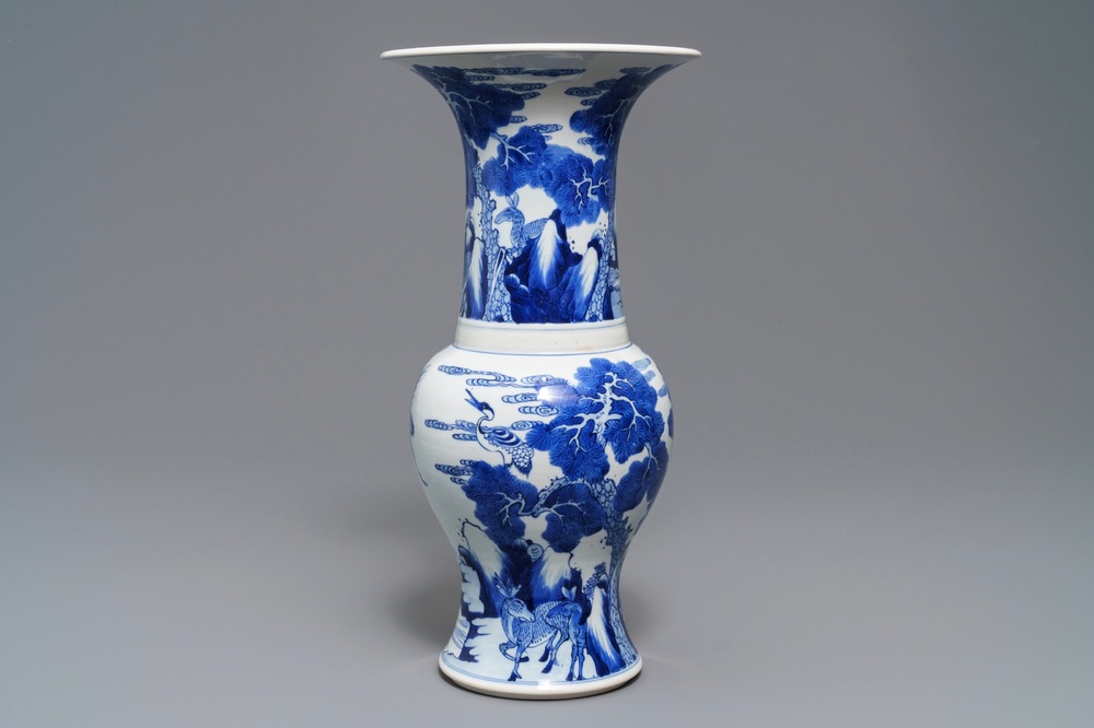 Un vase de forme yenyen en porcelaine de Chine bleu et blanc &agrave; d&eacute;cor de cerfs et grues, Kangxi