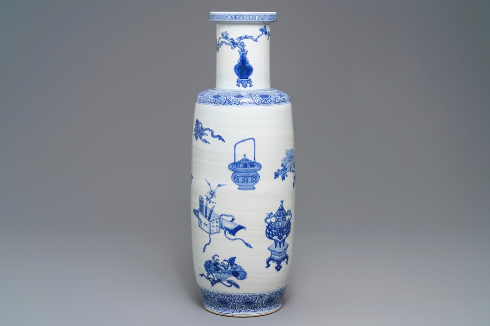 Un grand vase de forme rouleau en porcelaine de Chine bleu et blanc &agrave; d&eacute;cor d'antiquit&eacute;s, 20&egrave;me