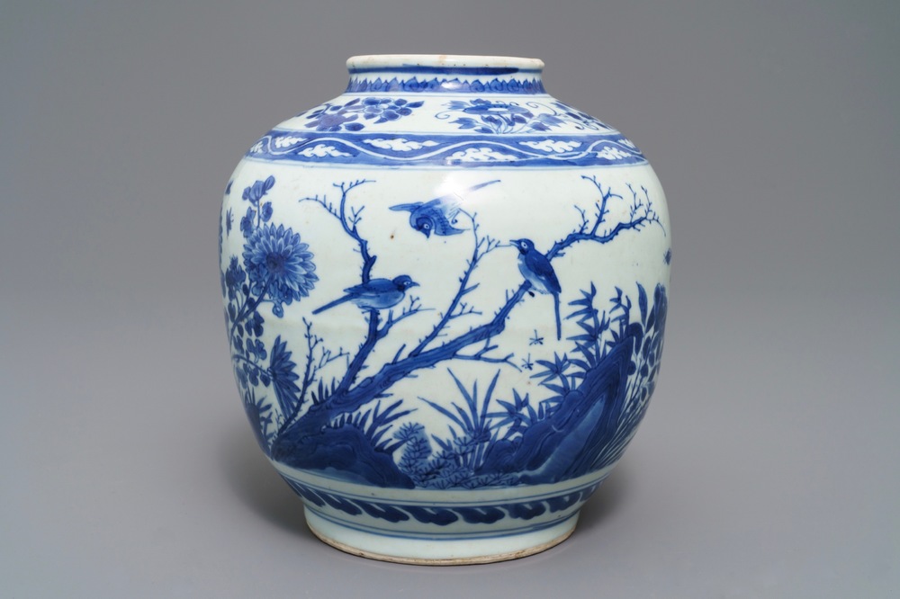 Une jarre en porcelaine de Chine bleu et blanc &agrave; d&eacute;cor d'oiseaux parmi fleurs, Wanli