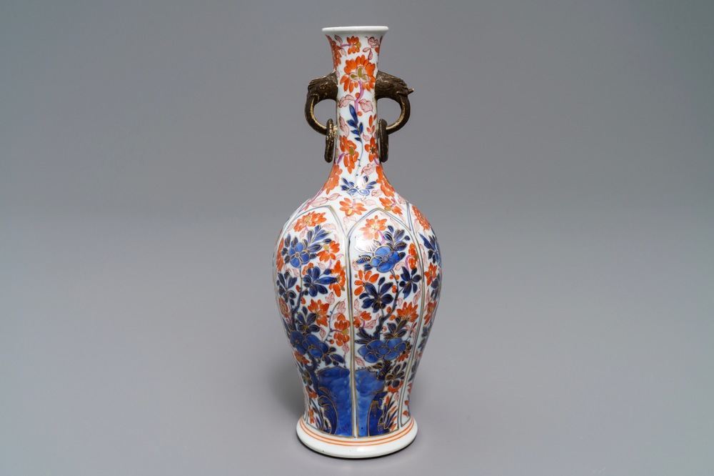 Een Chinese Imari-stijl vaas met ringoren en floraal decor, Kangxi