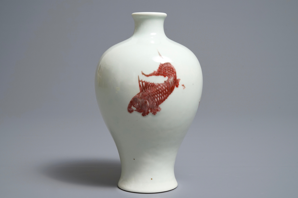 Un vase de forme meiping en porcelaine de Chine rouge de cuivre &agrave; d&eacute;cor de poissons, marque de Kangxi, 18/19&egrave;me