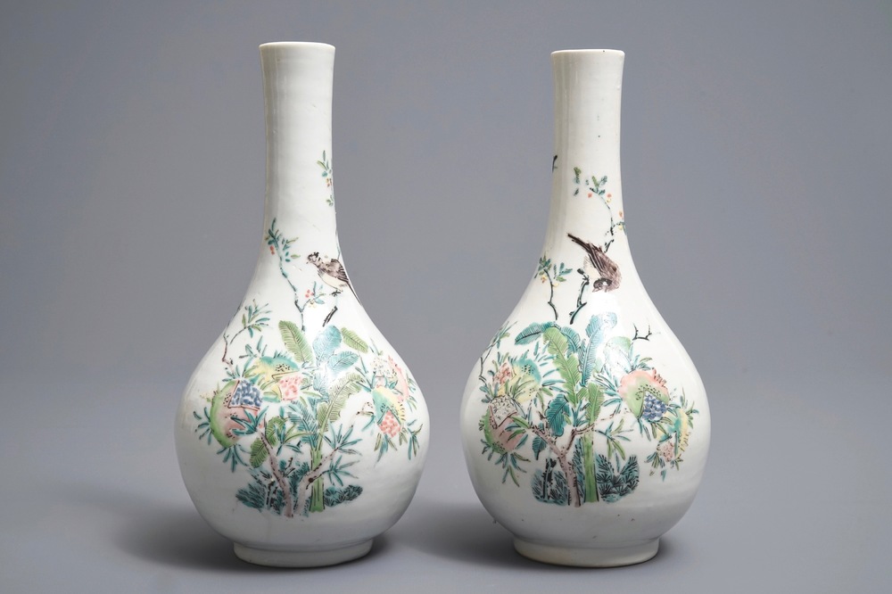 Une paire de vases de forme bouteille en porcelaine de Chine famille rose, Yongzheng
