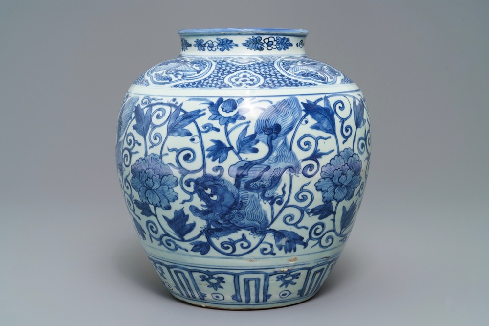 Un vase en porcelaine de Chine bleu et blanc &agrave; d&eacute;cor de lions bouddhistes, Wanli