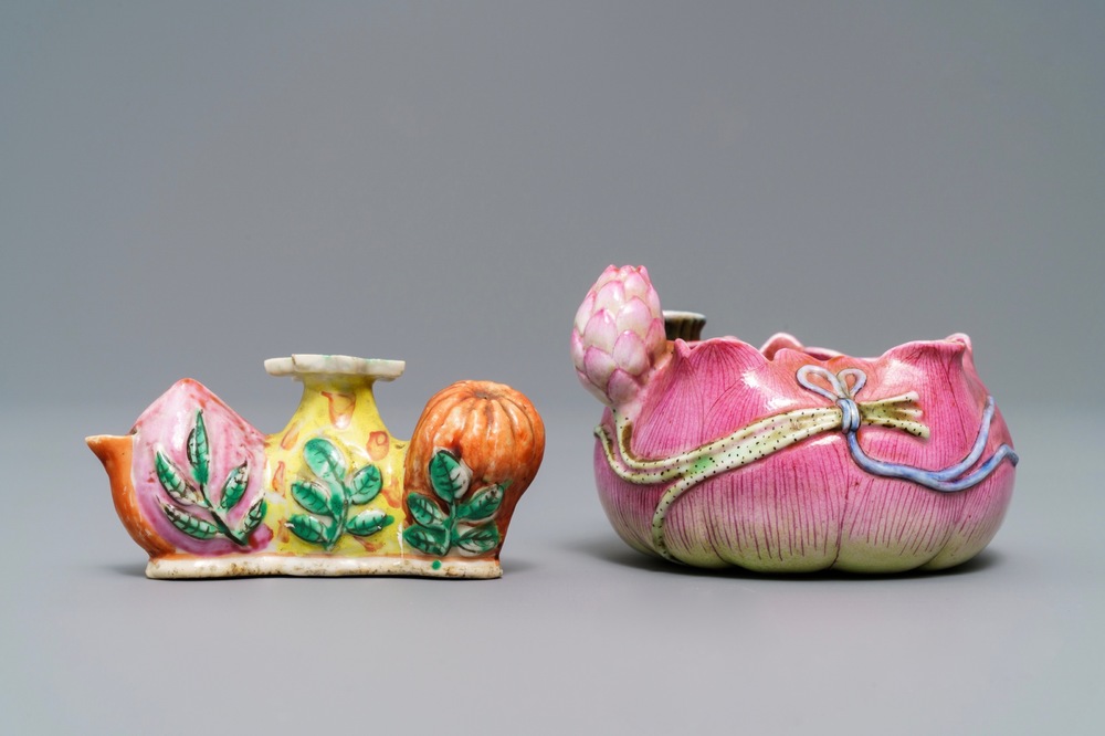 Un lave-pinceaux en forme de fleur et un repose-pinceaux en porcelaine de Chine famille rose, 19&egrave;me