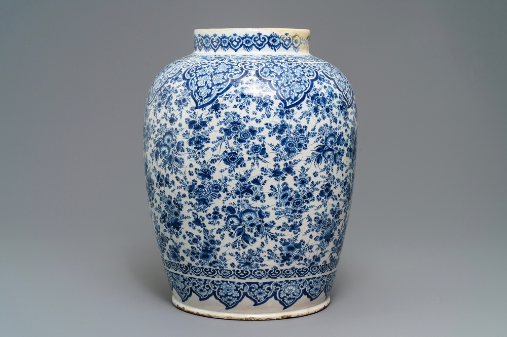 Un grand vase en fa&iuml;ence de Delft bleu et blanc &agrave; d&eacute;cor floral, 17/18&egrave;me