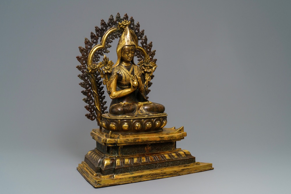 Une grande figure de Tsongkhapa sur son tr&ocirc;ne en bronze partiellement dor&eacute;, Chine ou Tibet, 19/20&egrave;me