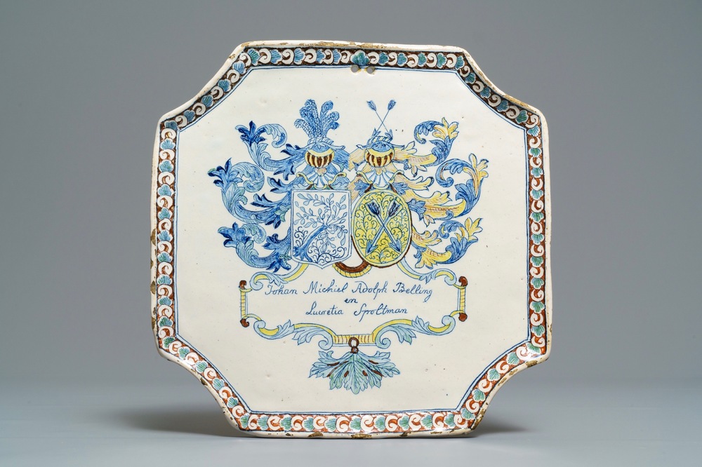 Een polychrome Delftse huwelijksplaquette met alliantiewapen, ca. 1704