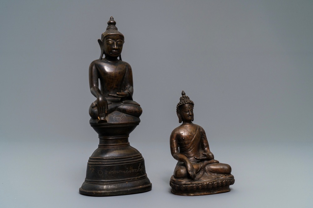 Deux figures de Bouddha en bronze, Siam et N&eacute;pal, 17/18&egrave;me