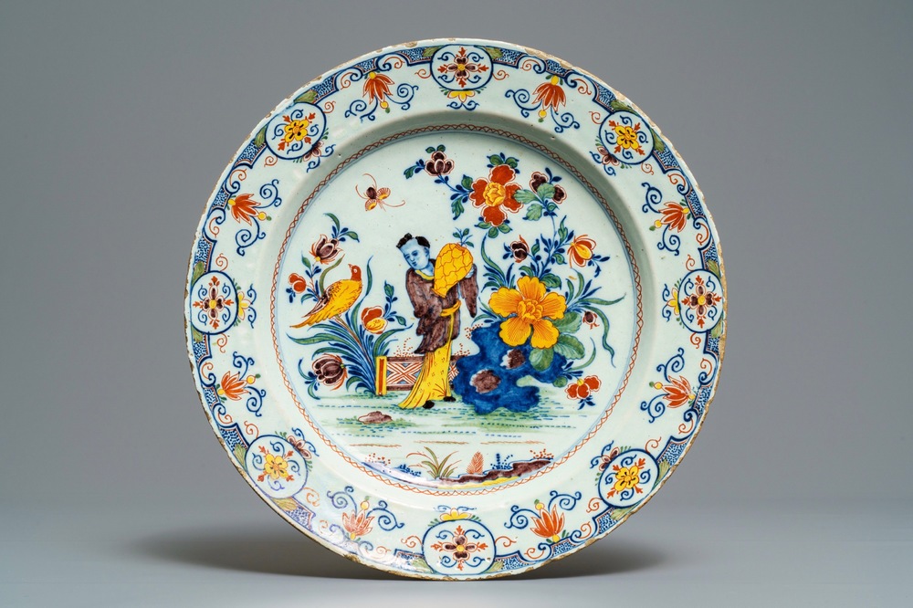 Un plat en fa&iuml;ence de Delft polychrome &agrave; d&eacute;cor de chinoiserie, d&eacute;but du 18&egrave;me