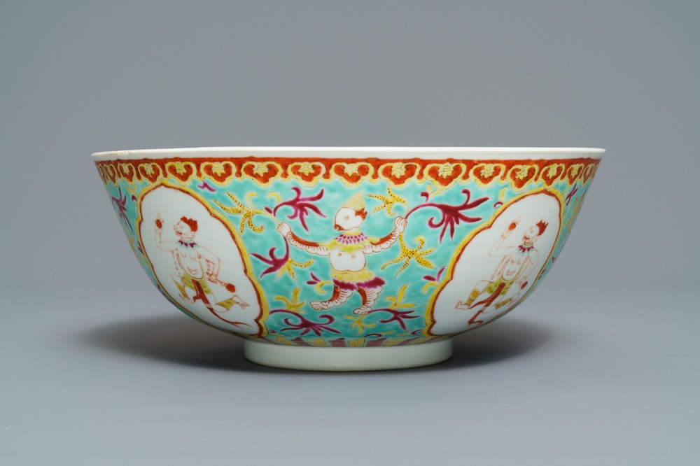 Un grand bol en porcelaine de Chine Bencharong pour le march&eacute; thai, marque de Yongzheng, 19&egrave;me